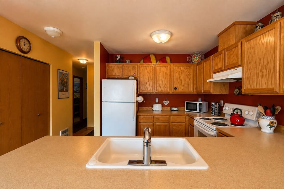 Condo, 3 Bedrooms | Private kitchen | Coffee/tea maker, fridge, oven, toaster