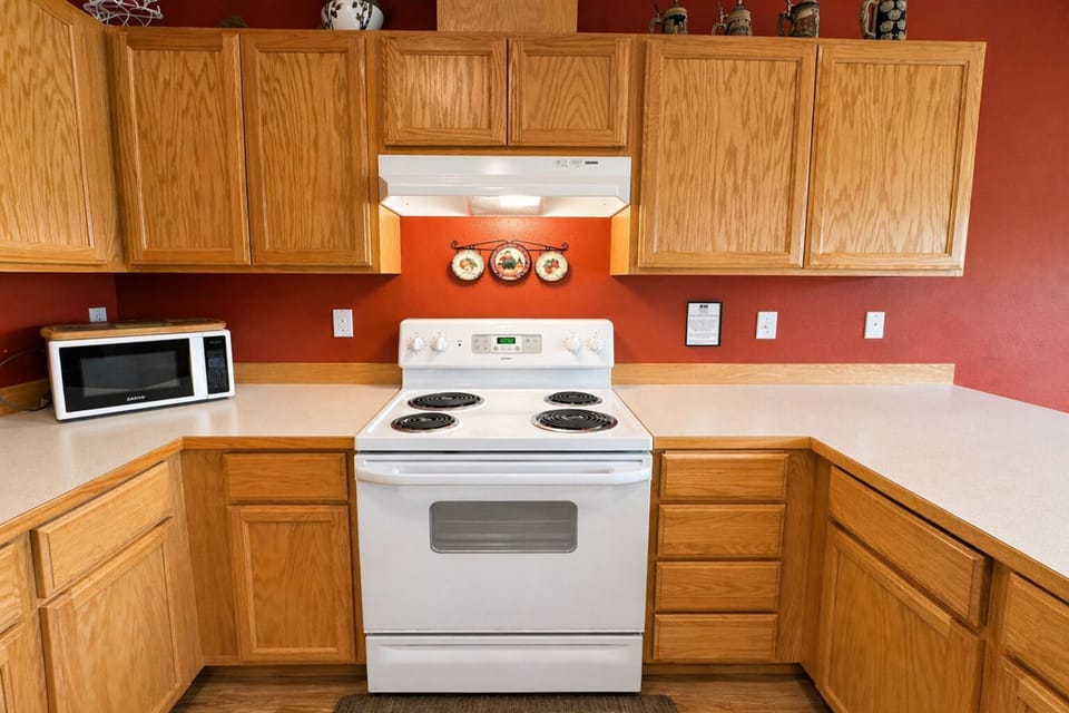 Condo, 3 Bedrooms | Private kitchen | Fridge, oven, coffee/tea maker, toaster