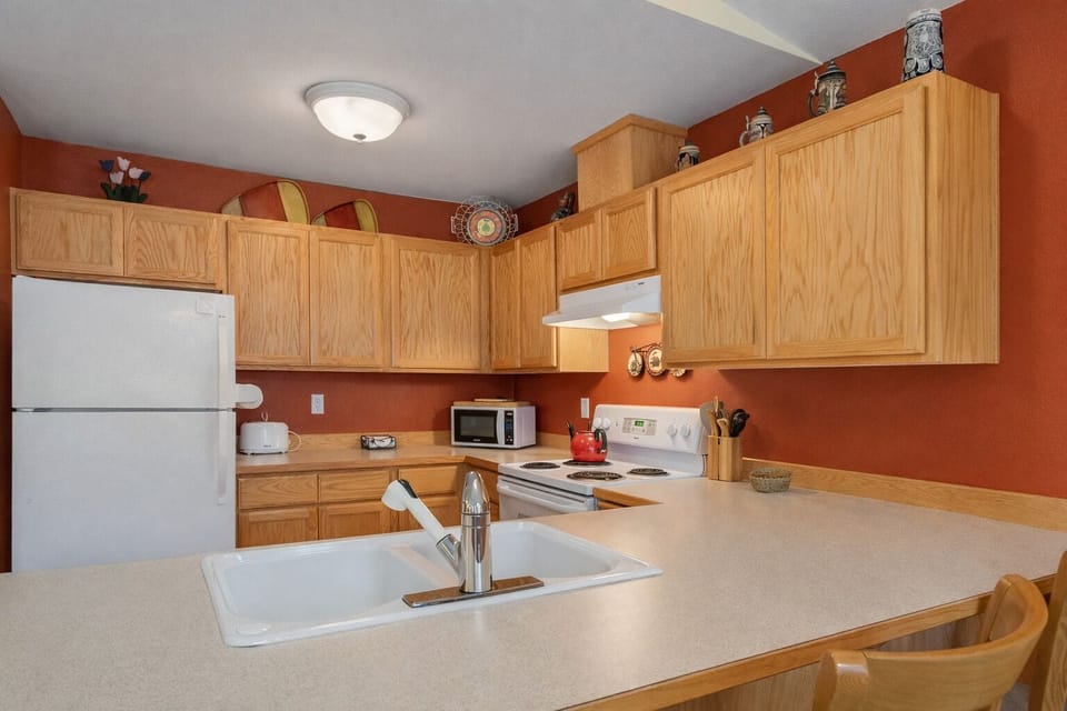 Condo, 3 Bedrooms | Private kitchen | Fridge, oven, coffee/tea maker, toaster