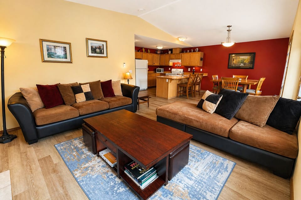 Condo, 3 Bedrooms | Living area | Streaming services