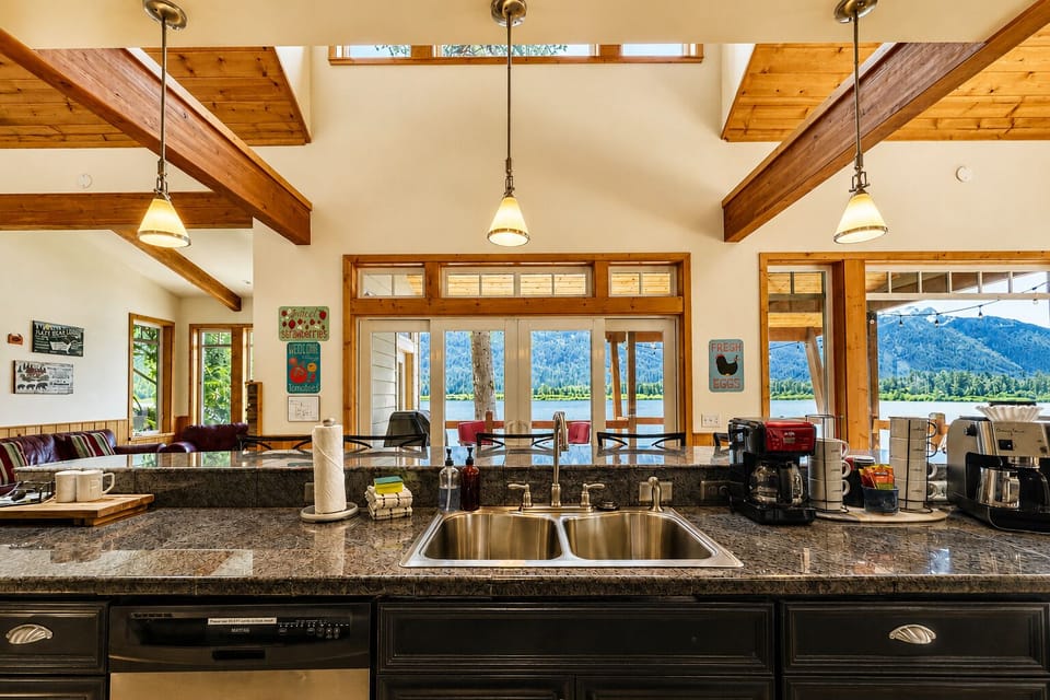 Cabin, 3 Bedrooms | Private kitchen | Coffee/tea maker, fridge, oven, toaster