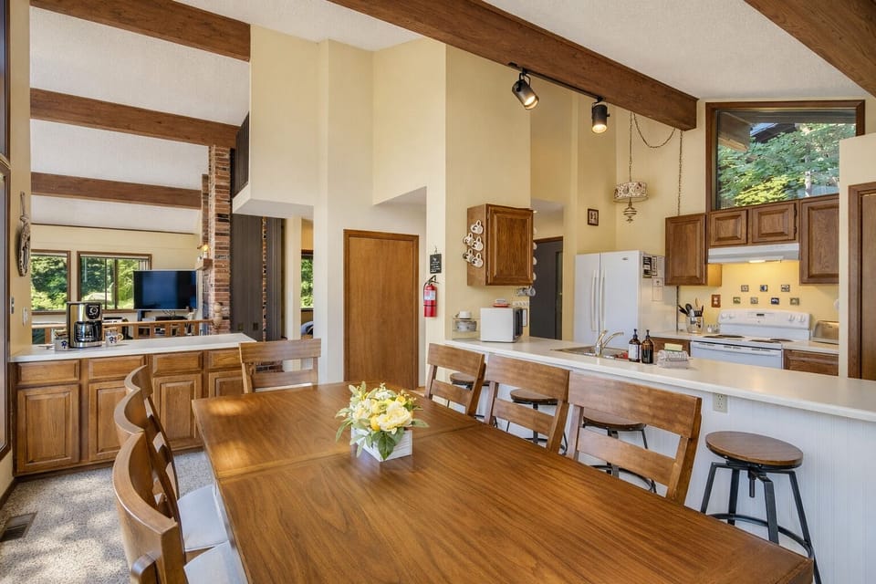 Cabin, 4 Bedrooms | Dining