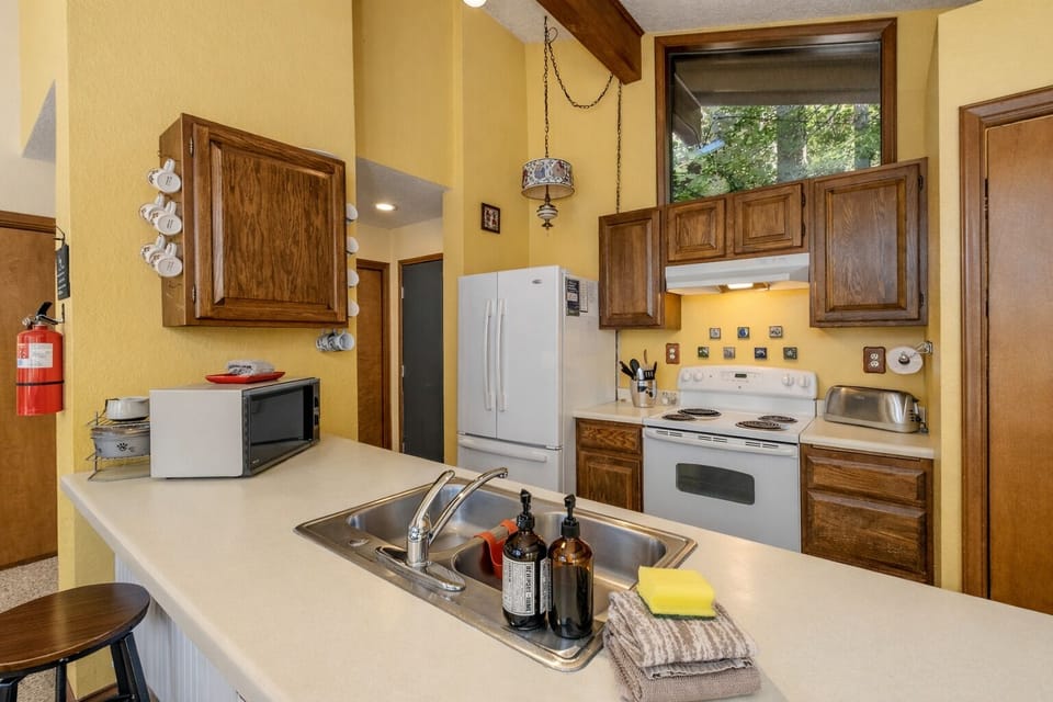 Cabin, 4 Bedrooms | Private kitchen | Fridge, oven, coffee/tea maker, toaster