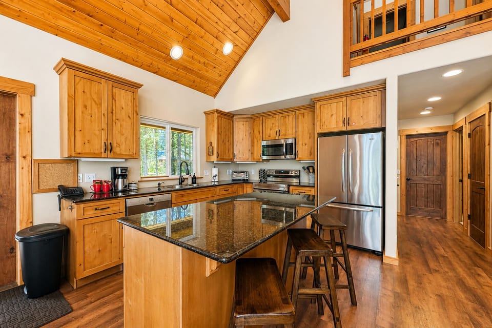Cabin, 3 Bedrooms | Private kitchen | Coffee/tea maker, fridge, oven, toaster