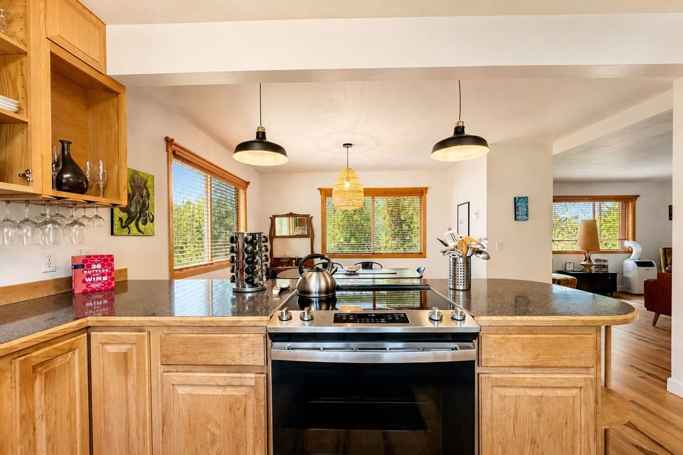 Cabin, 3 Bedrooms | Private kitchen | Coffee/tea maker, fridge, oven, toaster