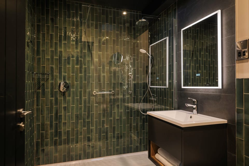 Skyline67 Double or Twin Room (In-room continental breakfast) | Bathroom | Shower, rainfall showerhead, free toiletries, hair dryer