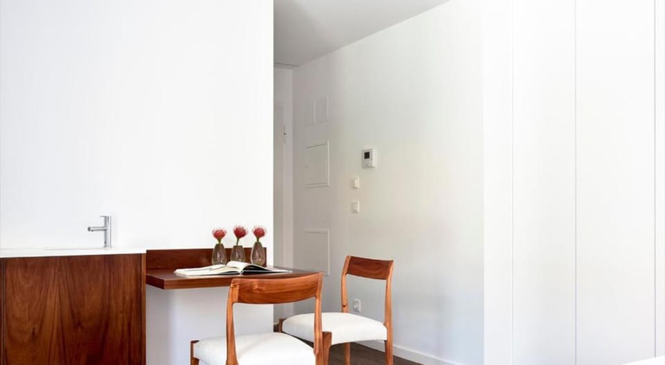 Family Junior Suite | Living area | 32-inch flat-screen TV with cable channels, TV