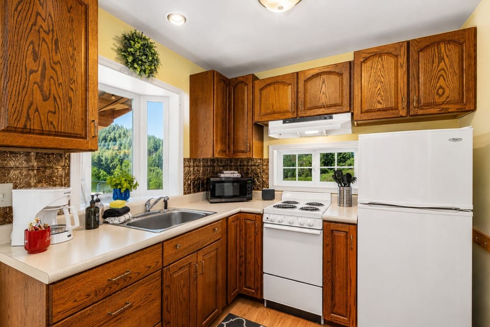 Cabin, 2 Bedrooms | Private kitchen | Coffee/tea maker, fridge, oven, toaster