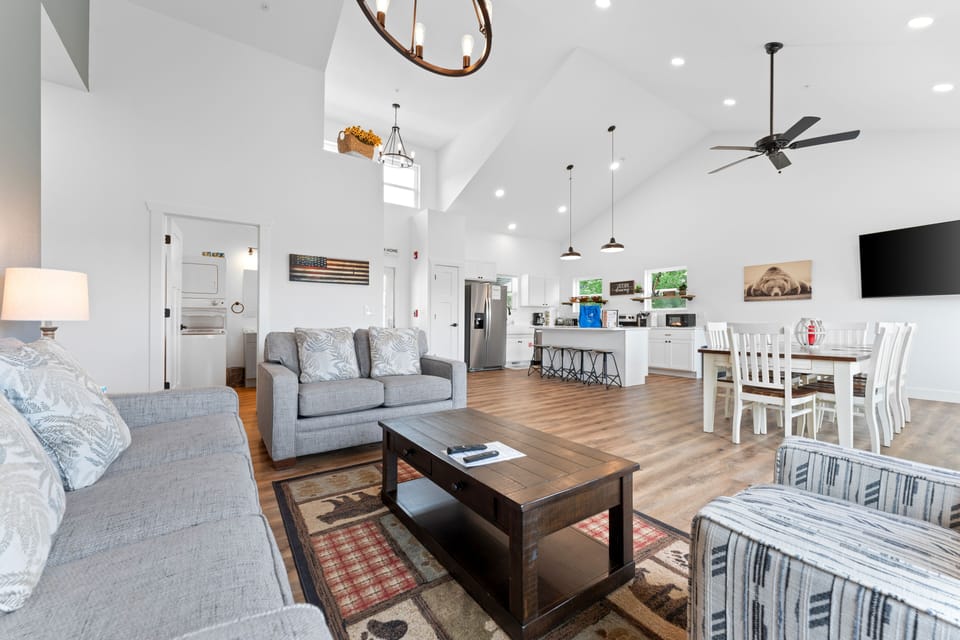 House, 5 Bedrooms | Living area | Smart TV