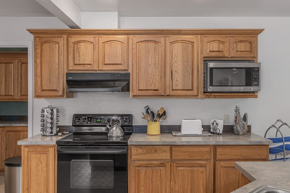 Cabin, 4 Bedrooms | Private kitchen | Coffee/tea maker, fridge, oven, toaster