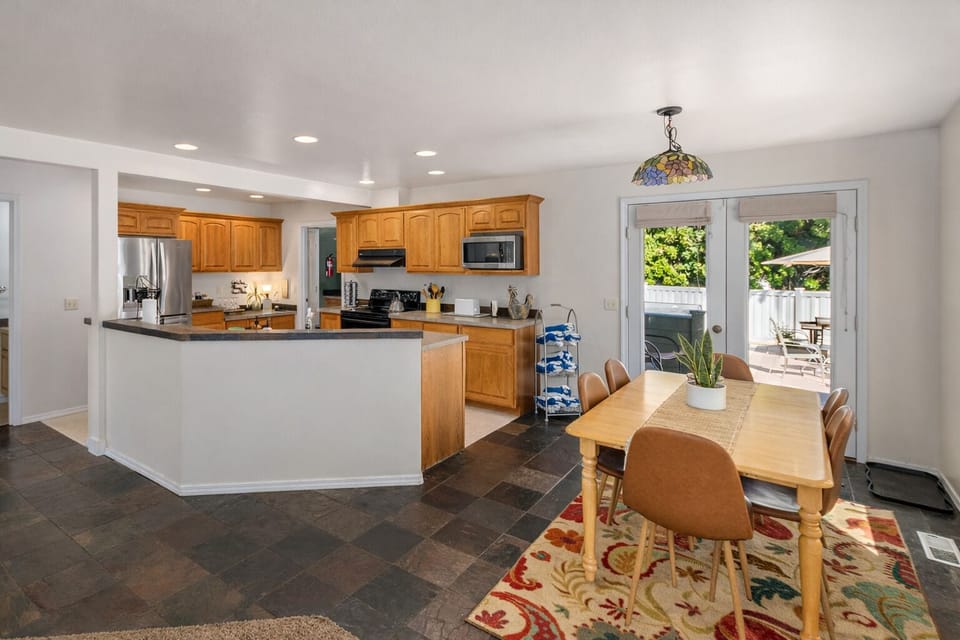 Cabin, 4 Bedrooms | Dining