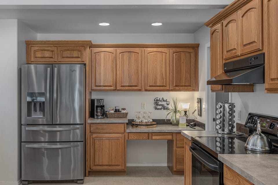 Cabin, 4 Bedrooms | Private kitchen | Coffee/tea maker, fridge, oven, toaster