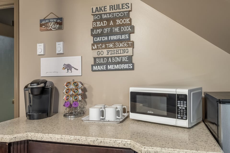 Cabin, 4 Bedrooms | Private kitchen | Coffee/tea maker, fridge, oven, toaster