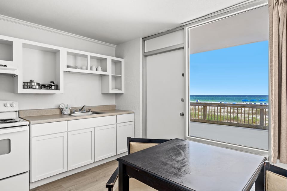 Standard Room, Kitchen, Ground Floor | Private kitchen | Mini-fridge, microwave, coffee/tea maker