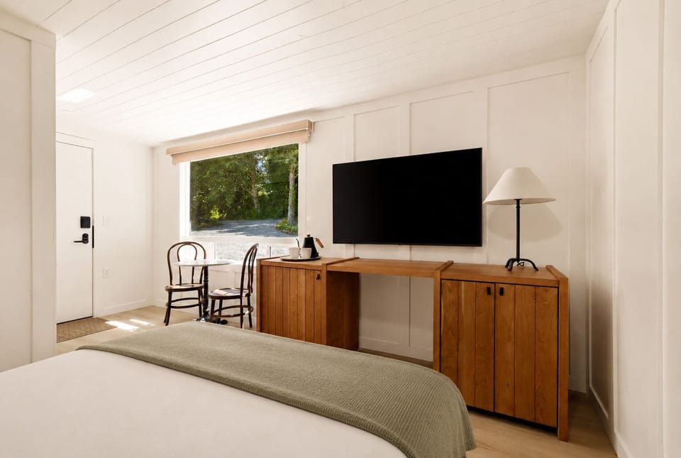 Petite Garden Queen Room | Premium bedding, desk, laptop workspace, blackout drapes