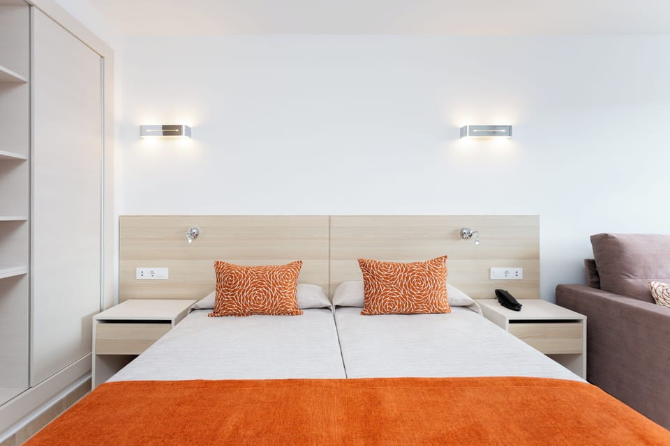 Premium bedding, desk, free cribs/infant beds, free WiFi