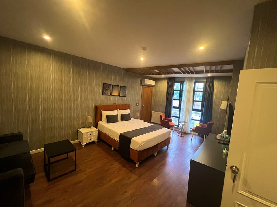 Premium Room | Hypo-allergenic bedding, Select Comfort beds, desk, laptop workspace