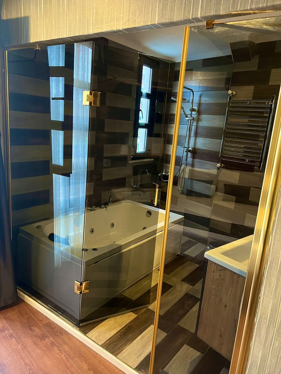Luxury Studio Suite, 1 King Bed, Non Smoking | Jetted tub