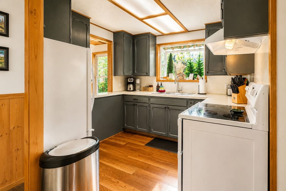 Cabin, 3 Bedrooms | Private kitchen | Coffee/tea maker, fridge, oven, toaster