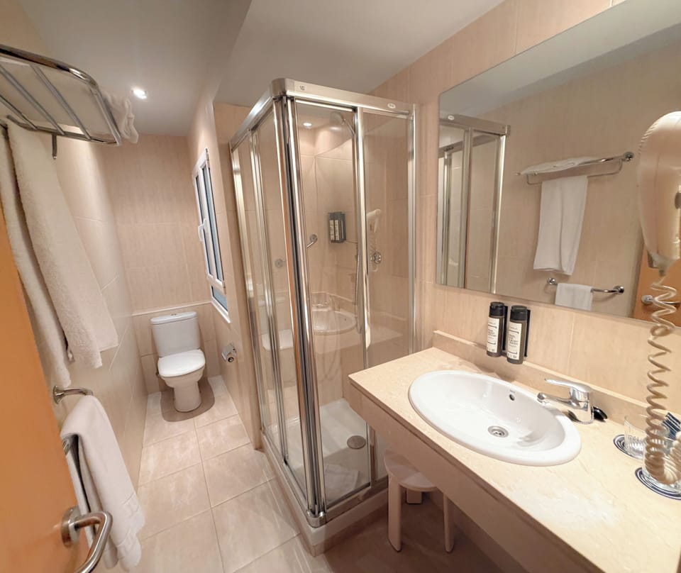 1 Single Bed, Superior Room | Bathroom | Towels, soap, shampoo