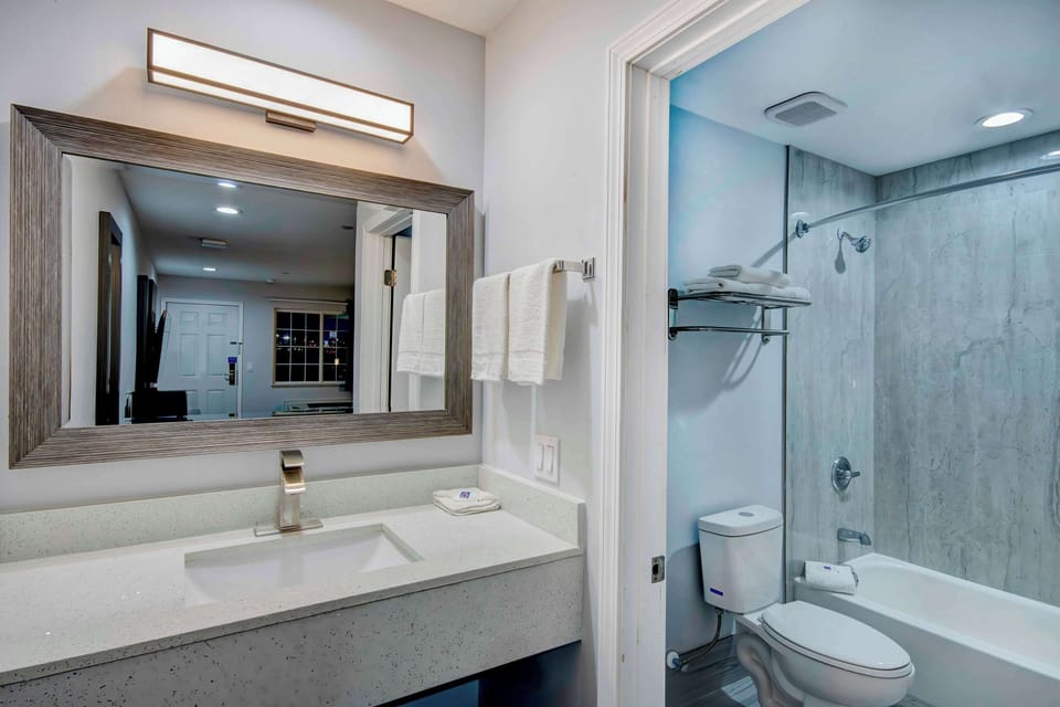 Combined shower/tub, rainfall showerhead, free toiletries, towels