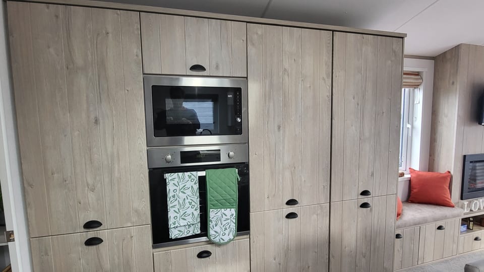 Deluxe House | Private kitchen | Full-size fridge, microwave, oven, stovetop