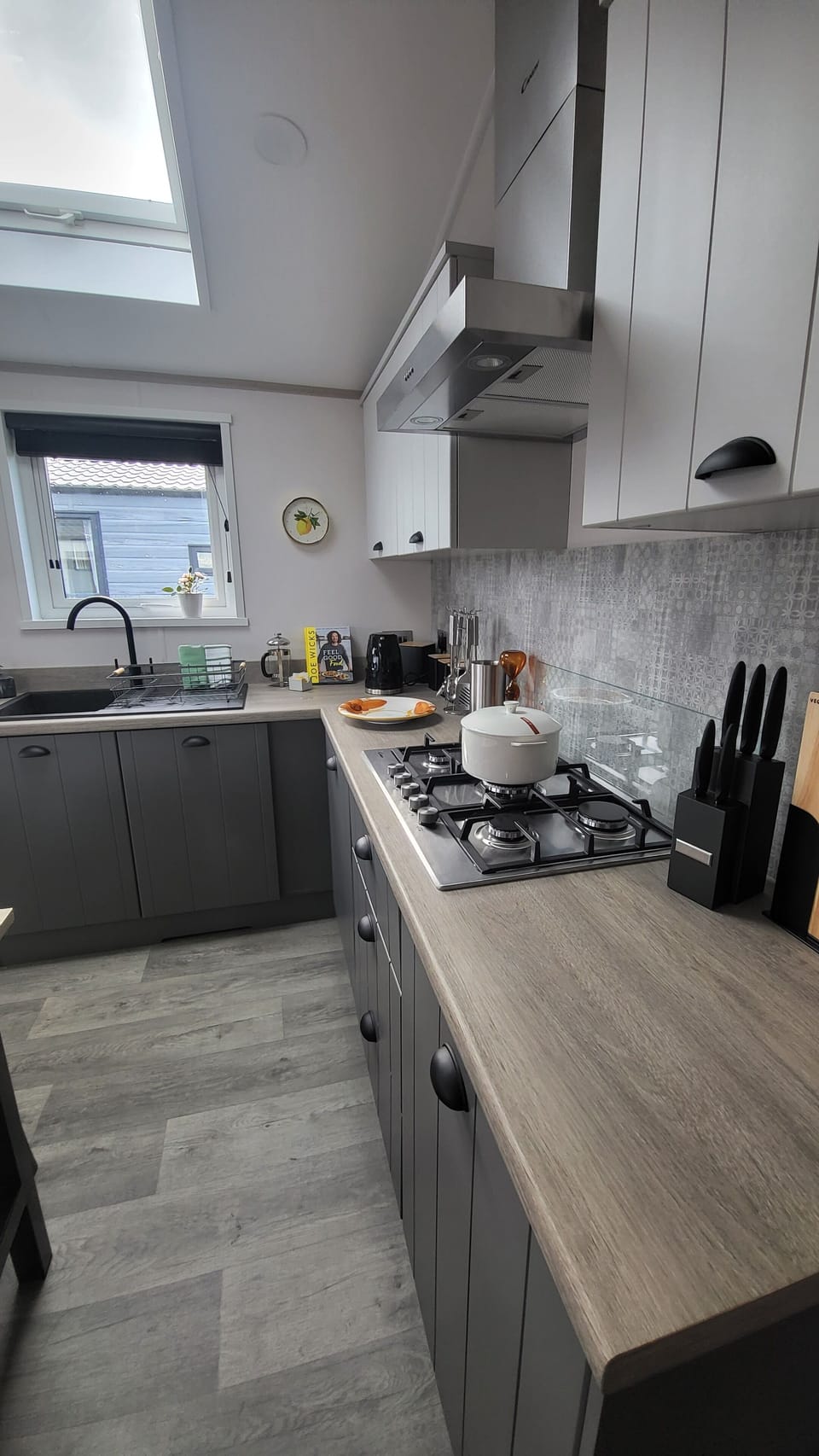 Deluxe House | Private kitchen | Full-size fridge, microwave, oven, stovetop