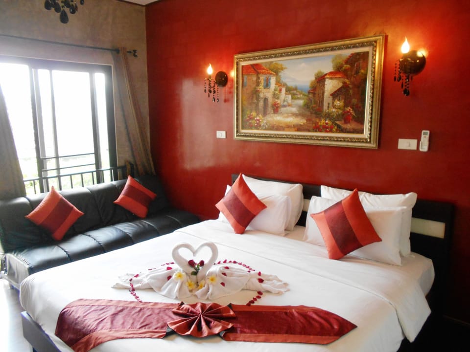 Superior Room | Minibar, in-room safe, blackout drapes, rollaway beds