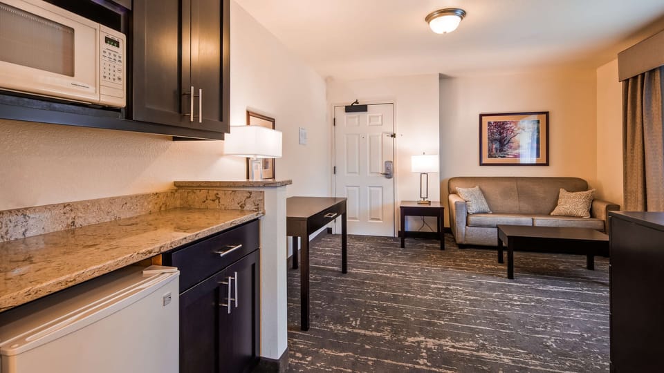 Fridge, coffee/tea maker