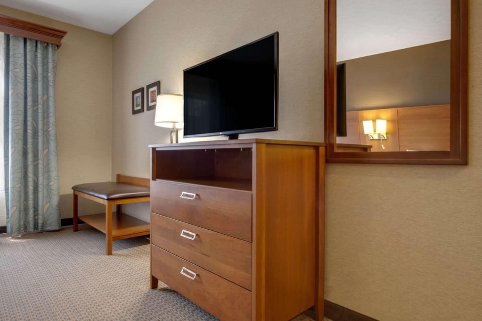 Premium bedding, laptop workspace, blackout drapes, soundproofing