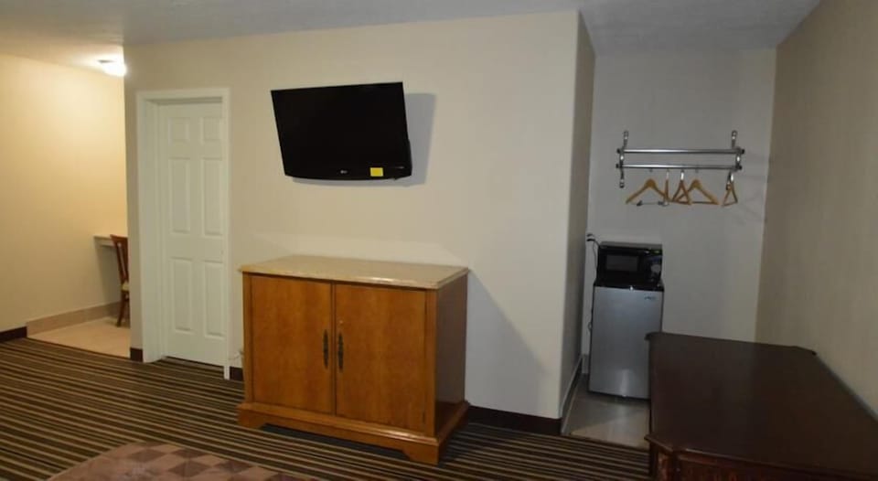 Room, 2 Queen Beds, Smoking | Room amenity