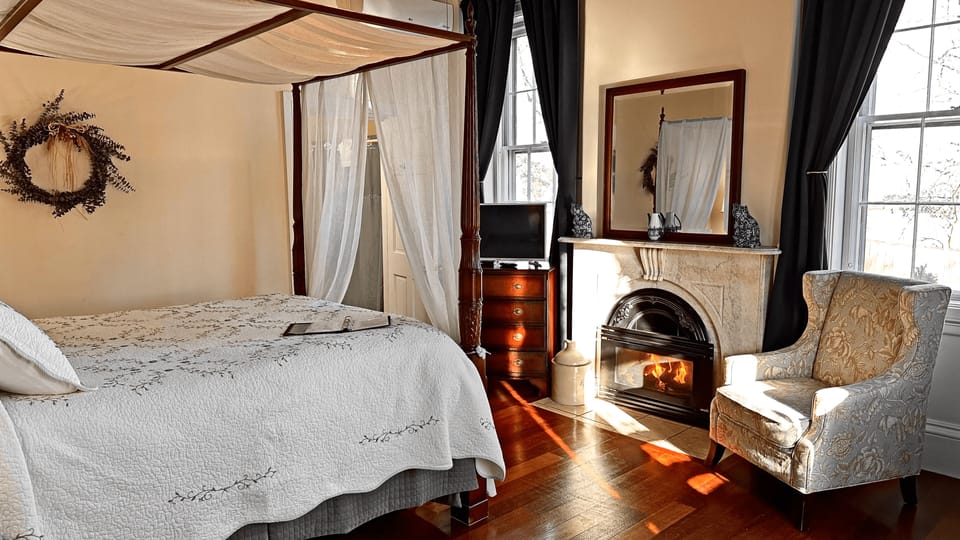 Room, 1 Queen Bed (Prime) | Desk, laptop workspace, iron/ironing board, free WiFi