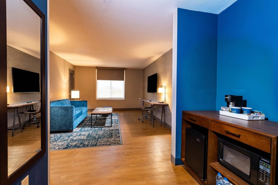 Suite, 1 King Bed with Sofa bed, Non Smoking | Desk, blackout drapes, iron/ironing board, free WiFi
