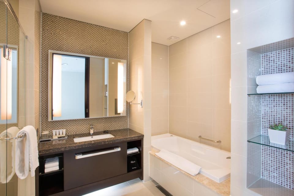 Combined shower/tub, deep soaking tub, free toiletries, hair dryer