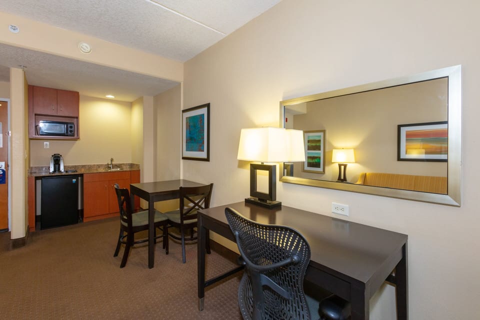 Pillowtop beds, in-room safe, desk, blackout drapes