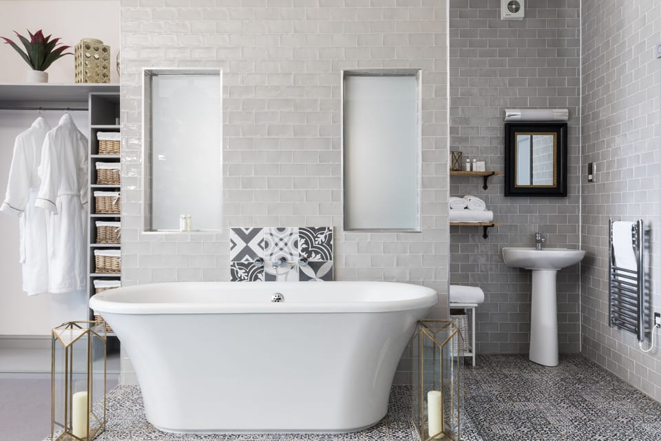 Studio Suite | Bathroom | Hair dryer, towels