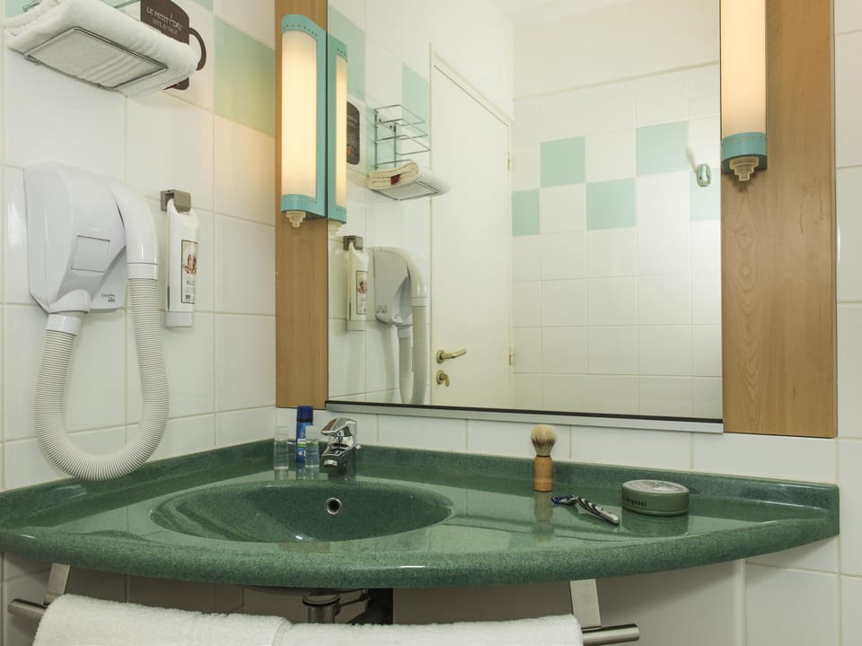Standard Room, 1 Double Bed | In-room safe, desk, blackout drapes, soundproofing
