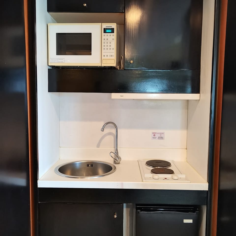 Suite | Private kitchenette | Coffee/tea maker, electric kettle, cookware/dishes/utensils