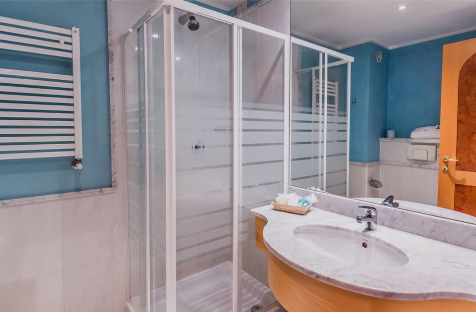 Shower, rainfall showerhead, free toiletries, hair dryer