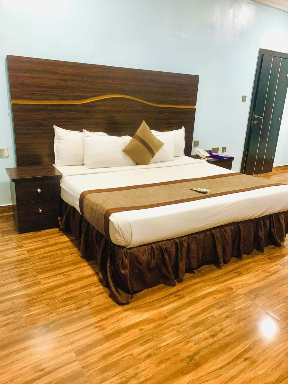 Executive Suite | Bathroom | Shower, rainfall showerhead, designer toiletries, hair dryer