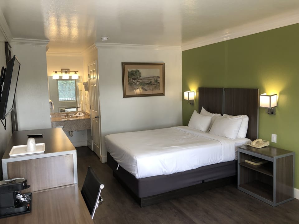 Desk, iron/ironing board, free WiFi, wheelchair access