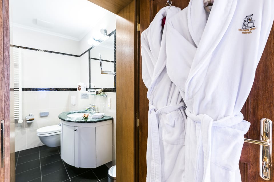 Suite - Tycho de Brahe | Bathroom | Combined shower/tub, designer toiletries, hair dryer, bathrobes