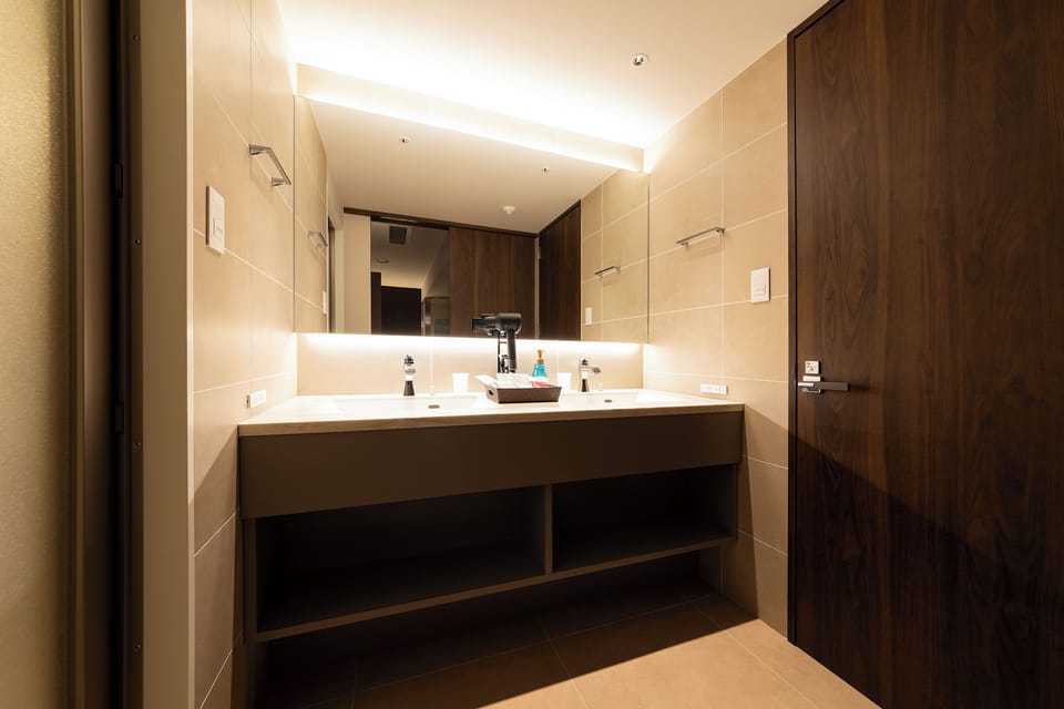 Executive Connecting Room (Non-smoking) | Bathroom | Combined shower/tub, hair dryer, slippers, electronic bidet