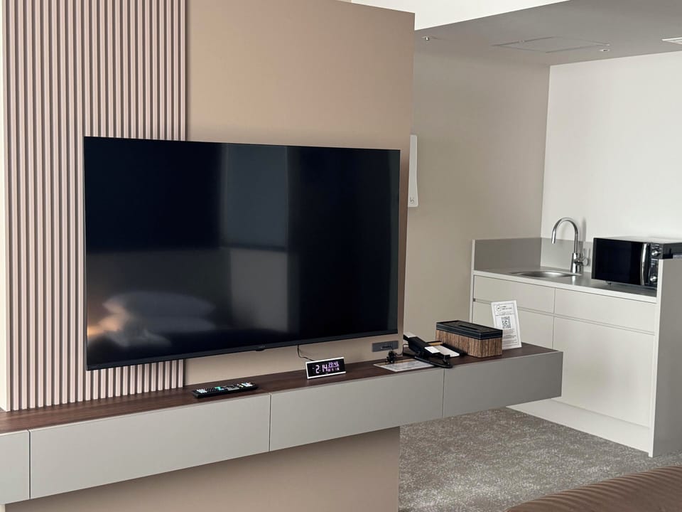 Executive Connecting Room (Non-smoking) | Desk, laptop workspace, free WiFi, bed sheets