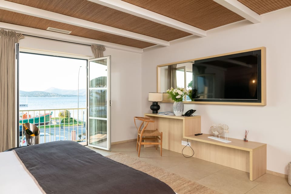 Signature Suite | Minibar, in-room safe, individually decorated, individually furnished