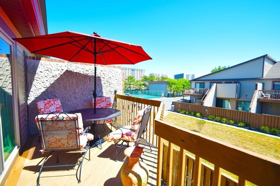 Condo, 2 Bedrooms | Property grounds