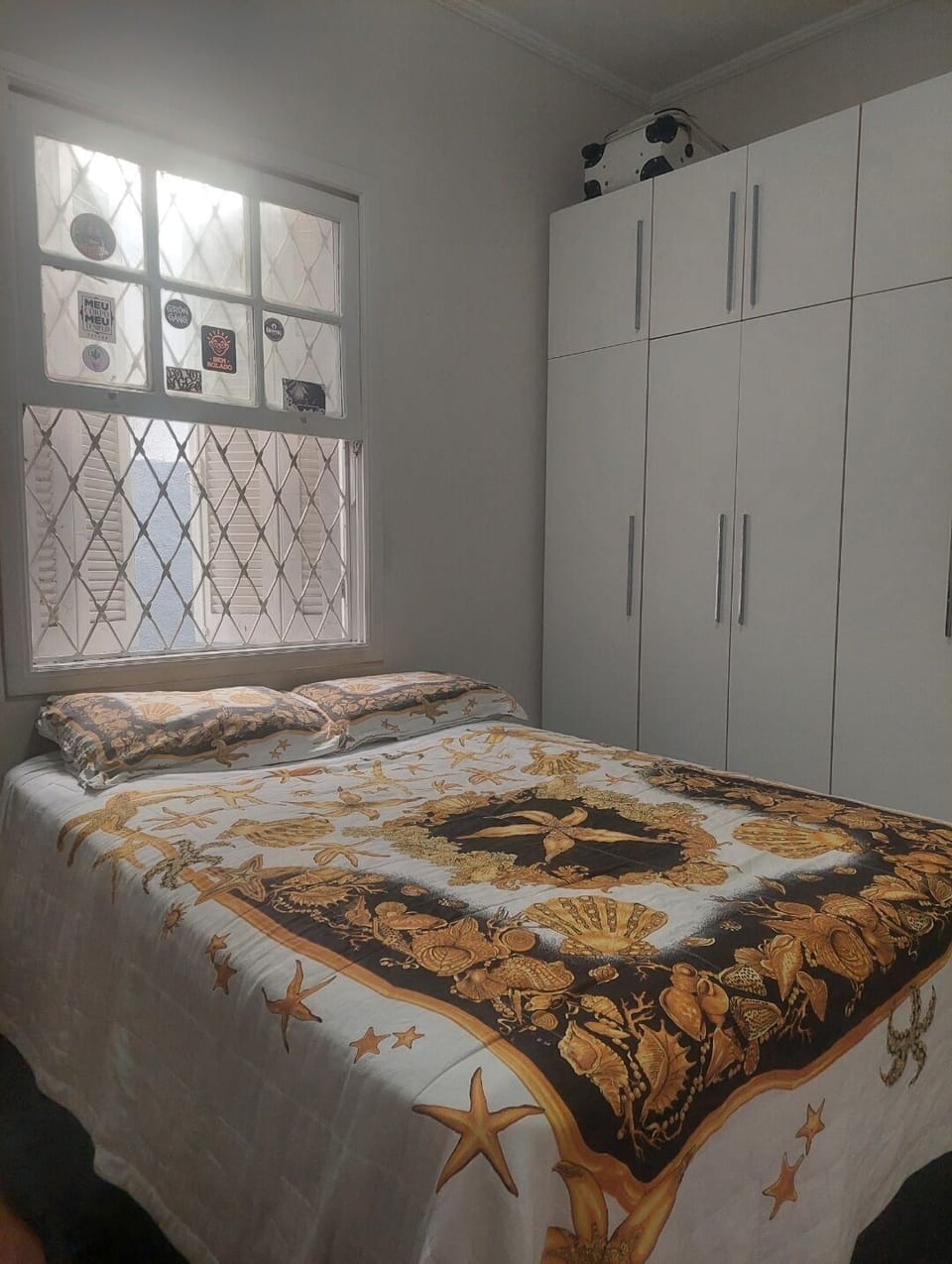 Family Room | Premium bedding, desk, WiFi (free), individually decorated
