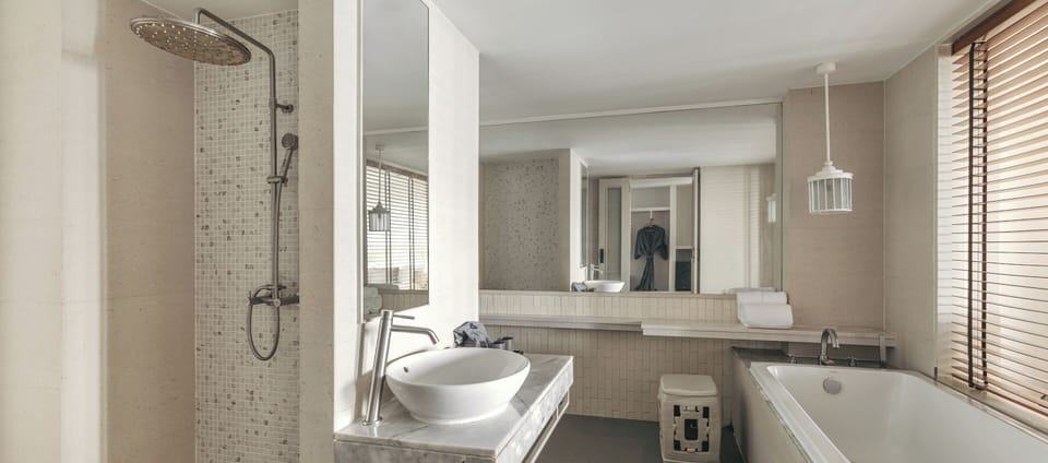 Beachfront Suite | Bathroom | Free toiletries, hair dryer, bathrobes, slippers