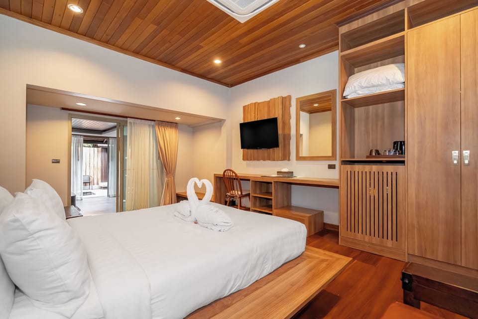 Suite Villa with private pool | Minibar, in-room safe, desk, laptop workspace