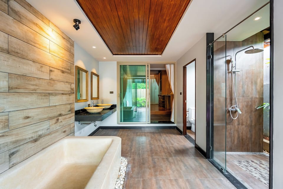 Grand Studio Suite, 2 Bedrooms | Bathroom shower